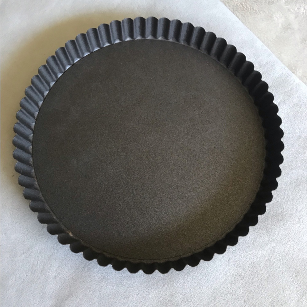 Williams Sonoma Nonstick Fluted Tart Pan in Dark Gray